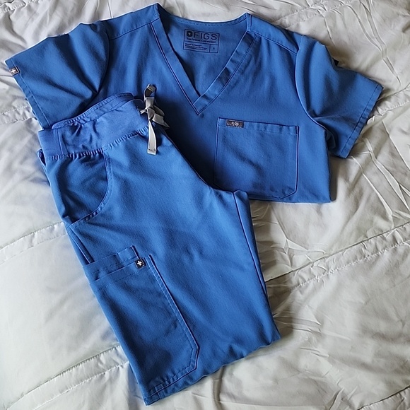 Figs Tops - Figs Women's V-Neck Scrub Top/Pant Set in Ceil Blue